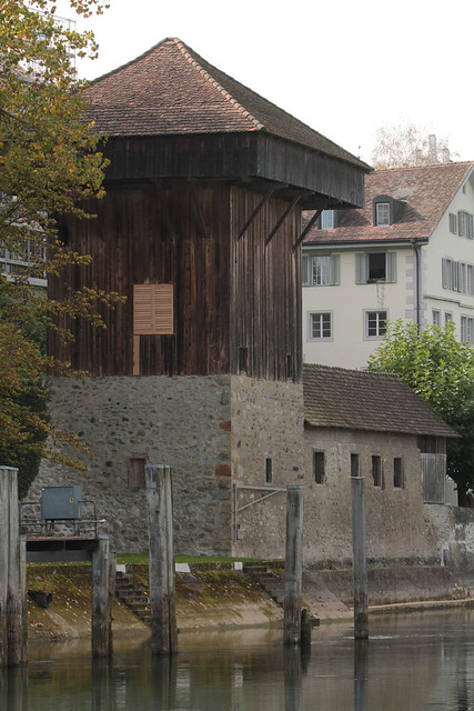 Hänkiturm Diessenhofen ( Arbrusterturm - Thärris - Wehrturm - Turm - Baujahr um 1391- Umbau 1616 zum Gefängnis - 1828 zur Tröckenstube einer Stoffärberei ) in der Altstadt - Stadt Diessenhofen am Rhein ( Hochrhein ) im Kanton Thurgau der Schweiz