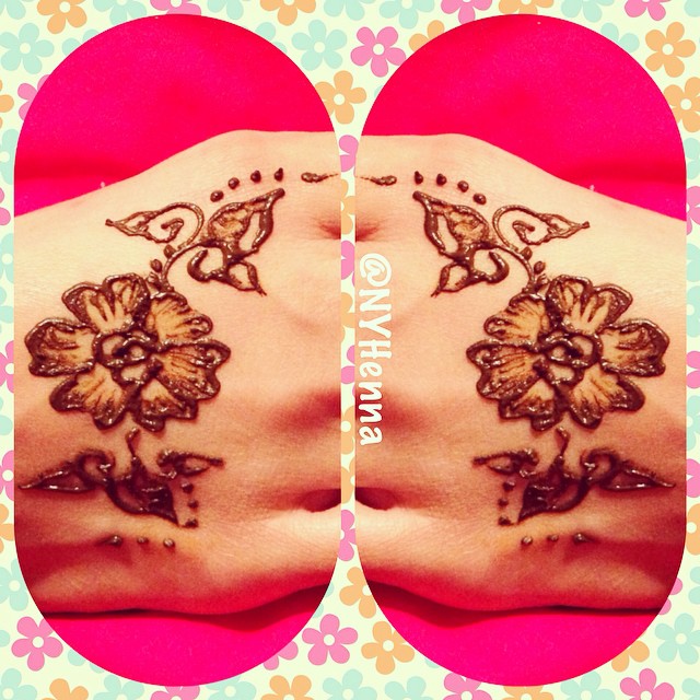 Simple floral henna design. Simple designs make me #happy ...