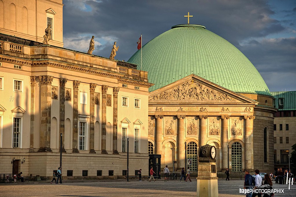 Bebelplatz: Staatsoper Unter den Linden & St.-Hedwigs-Kathedrale