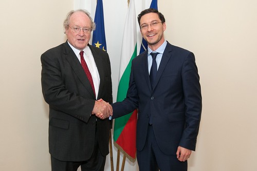 Министър Даниел Митов се срещна със Сър Андрю Бърнс, председател на Международния алианс за възпоменание на Холокоста.