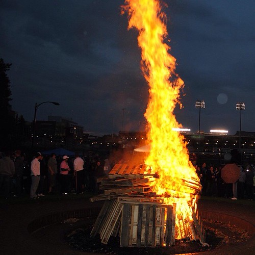 Head to the Homecoming Bonfire & Rally at 6 p.m. at the fire pit across from @wsustreitperham #WSU #GoCougs