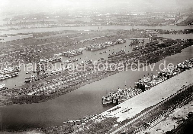 299_0149 Luftfotografie vom Waltershofer Hafen und dem Griesenwerder Hafen; die Kaianlagen sind noch nicht fertig gestellt - wegen der Wirtschaftskrise stillgelegte Frachtschiffe / Auflieger liegen in den beiden Häfen. Das Gelände an den Ufern der Hafenbe