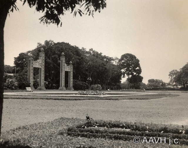AP1674-Desmarets - Hué, 1936 - Rive gauche - Portique du Thuong Bac et bassins