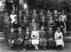 Die Mädchen im Kirchenchor, man nannte sie „Singmädcher“, mit Lehrer Henz 1930