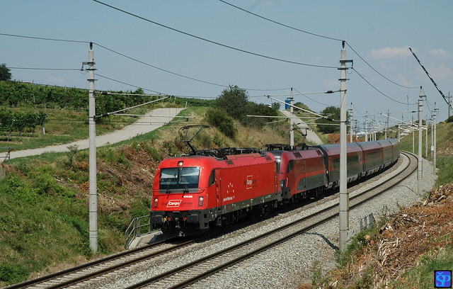 1218 228 and 1116 246 with ÖBB railjet near Mödling