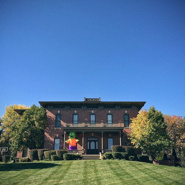 Day 5: Kansas City, KS   A walk through one of my favorite neighborhoods of Heritage Hills West in Kansas and the period style homes made even more enchanting with Halloween quickly approaching. Grrrr. Arrrrgg.    #drivingtheflyover @jessregel