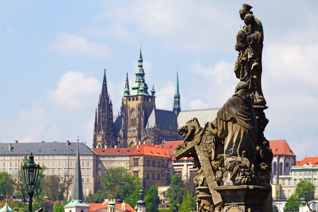 Virgin Mary statue & Prague Castle