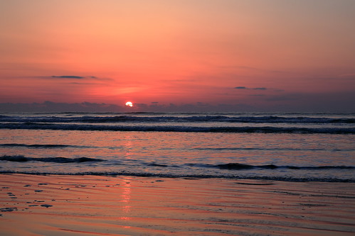 sunrise beach sand reflections sun goldenhour