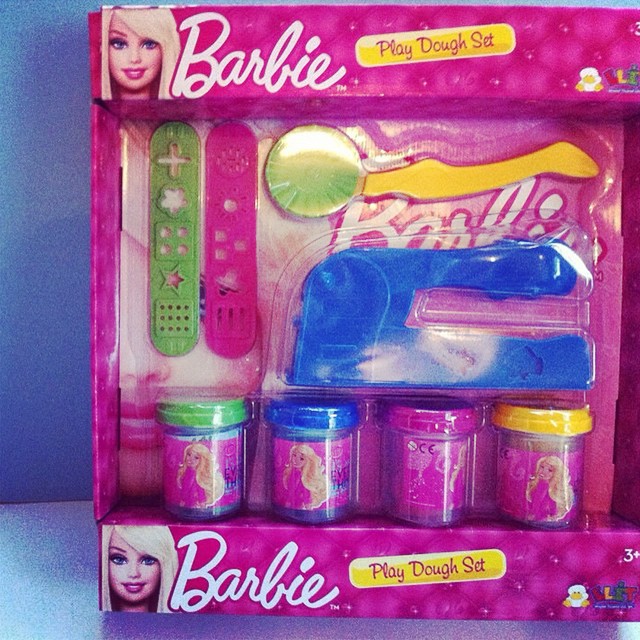 İzle {watch} : https://www.youtube.com/watch?v=PevzZFpxVwg  Barbie Oyun Hamuru ve oyun hamuru şekilleri için harika araçları olan bir oyun hamuru seti tanıtıyorum. Videomu beğenirsen kanalıma abone olmayı sakın unutma:)   #oyunhamuru #barbie #barbieplaydo