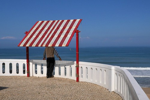 santacruz color colour beach portugal view redwhiteandblue praiadasantacruz maninsantacruz portugal2014047g