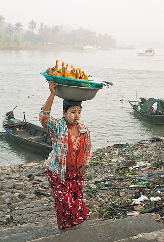 woman girl market chicken thanaka river boats irrawaddy pathein ayeyarwadyregion burma myanmar asia canoneos5d primelens canonef50mmf14usm