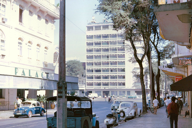 SAIGON 1965 - Continental and Caravelle Hotel. Photo by John Hansen