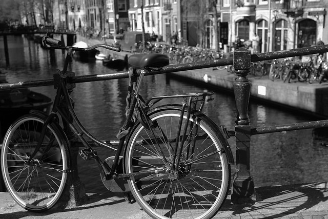 Bike at water in Amsterdam 2017(13)