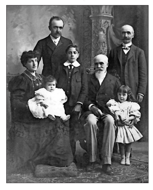 EUGENE JOANNON CROZIER, quién recibió una oferta para trabajar en Chile del presidente Balmaceda en 1889. Joannon trae el cálculo en la resistencia de materiales, siendo un pionero del hormigón armado.