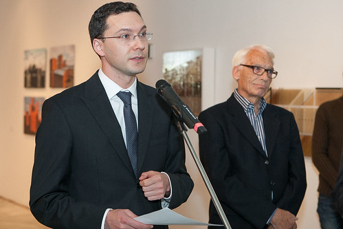 Министър Митов откри изложба „Следва продължение”