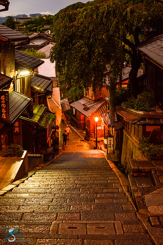 old trip travel light sunset orange japan stairs temple photography gold golden ancient kyoto asia dragon buddha traditional documentary buddhism east journey sacred tradition orient kiyomizudera giappone risingsun incense guardian higashiyama shintoism esotic sollevante sannenzakastairs