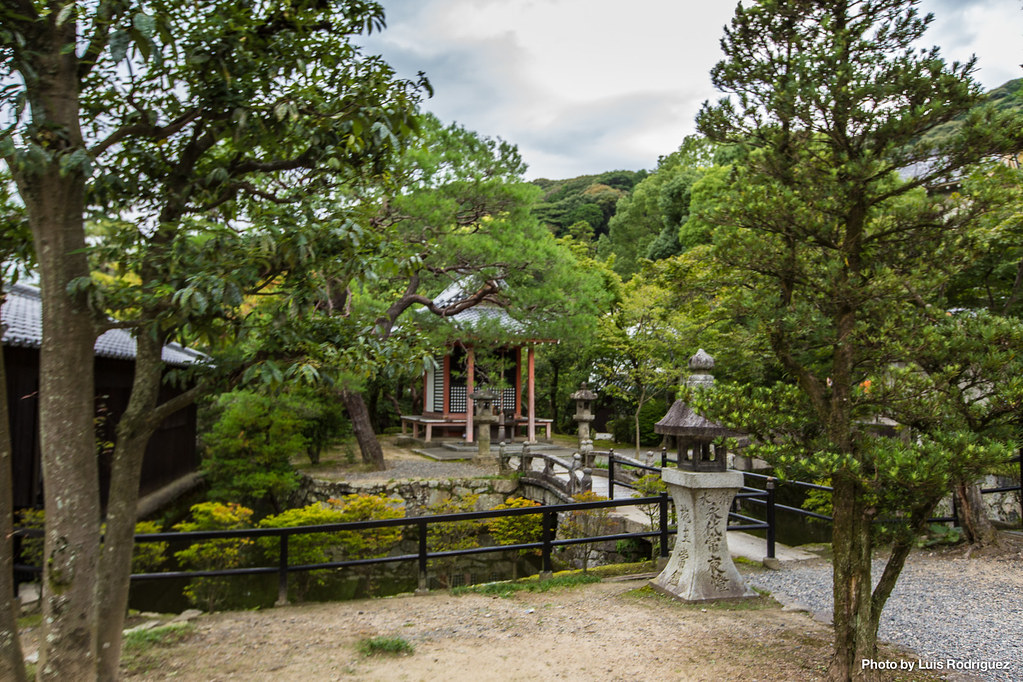 Benten-jima, pequeño jardín, estanque y santuario sintoísta tras el salón Kaisando