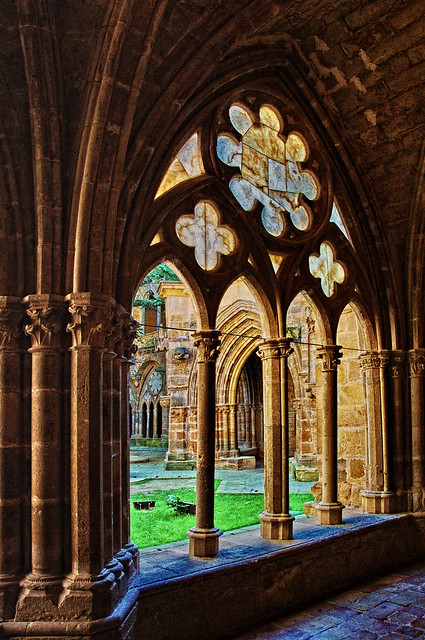 Detalles del claustro gótico del Monasterio de Veruela