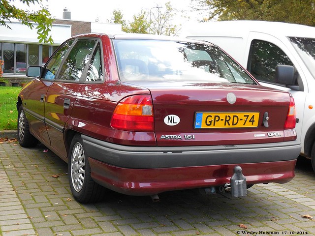 Opel Astra F CD  Sedan 1.6i 1993 (GP-RD-74) (2) met Irmscher GT bumpers