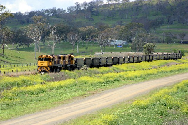 2366+2360 arrive at Gowrie Jct with #9Y08 ready to cross #675?