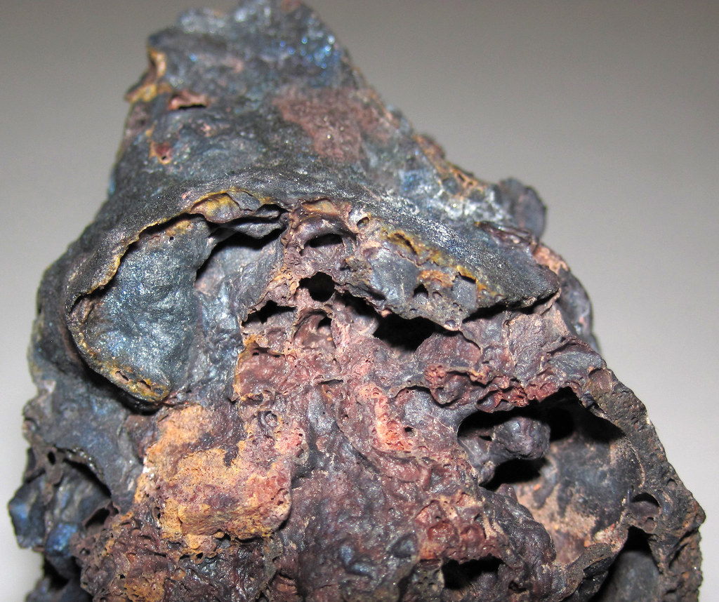 Бухитовый клинкер (Wasatch Formation, Нижний эоцен; метаморфизм угольного огня в 19 ка, Поздний плейстоцен; дорожный путь вдоль запада — свя