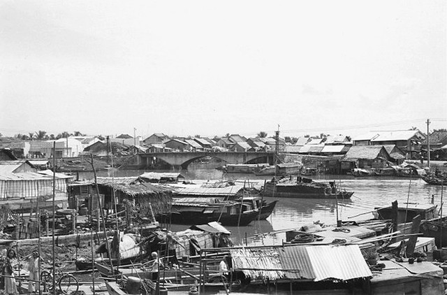SAIGON 1965-66 - Bến Chương Dương, phía xa là Cầu Dừa trên Bến Vân Đồn