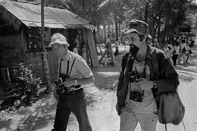Vietnam War 1972 - Hai phóng viên ảnh nước ngoài tác nghiệp tại một ngôi làng