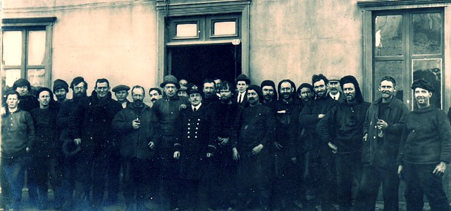 El Piloto Pardo, Shackleton y los náufragos del Endurance en la puerta del antiguo Hotel Royal de Punta Arenas (3 de septiembre de 1916).