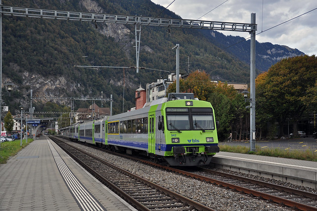 BT 50 942 hält am 07.10.2014 beim Bahnhof Interlaken West.