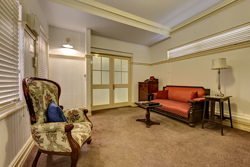 Image: Cobb & Co Court Boutique Hotel - Deluxe Queen Room Lounge