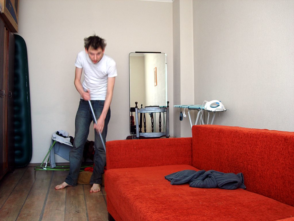 Cleaning up the mess. Прибирать в апартаментах.