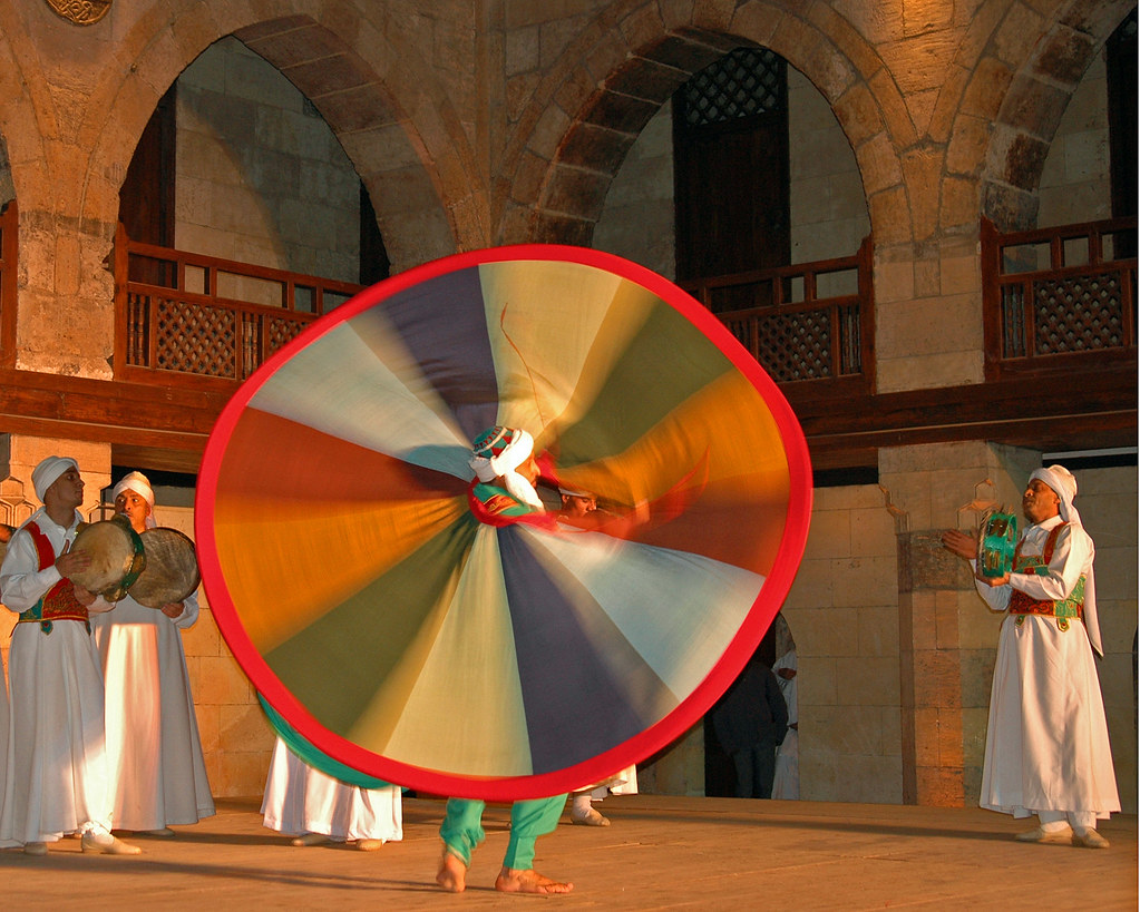 Суфийская музыка. Танура танец египетских дервишей. Танец суфийских дервишей. Танец суфиев дервишей. Национальный турецкий танец дервишей.