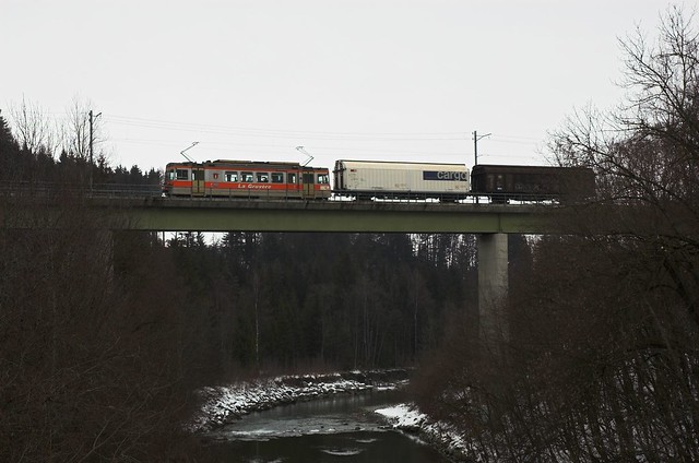 TPF mixed train crosses the Sarine near Broc-Village, 25 Jan 2010
