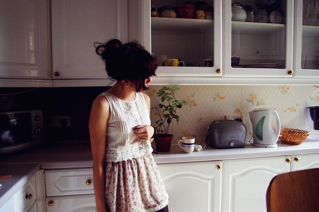 Попроси на кухне. Красивая девушка на кухне. Фотосессия на кухне девушка. Девушка на кухне со спины. Женщина на кухне со спины.