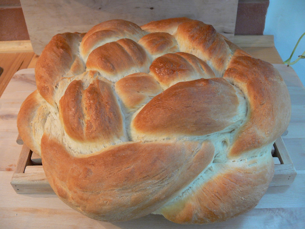 Kerek húsvéti fonott kalács / Round braided milk loaf for Easter