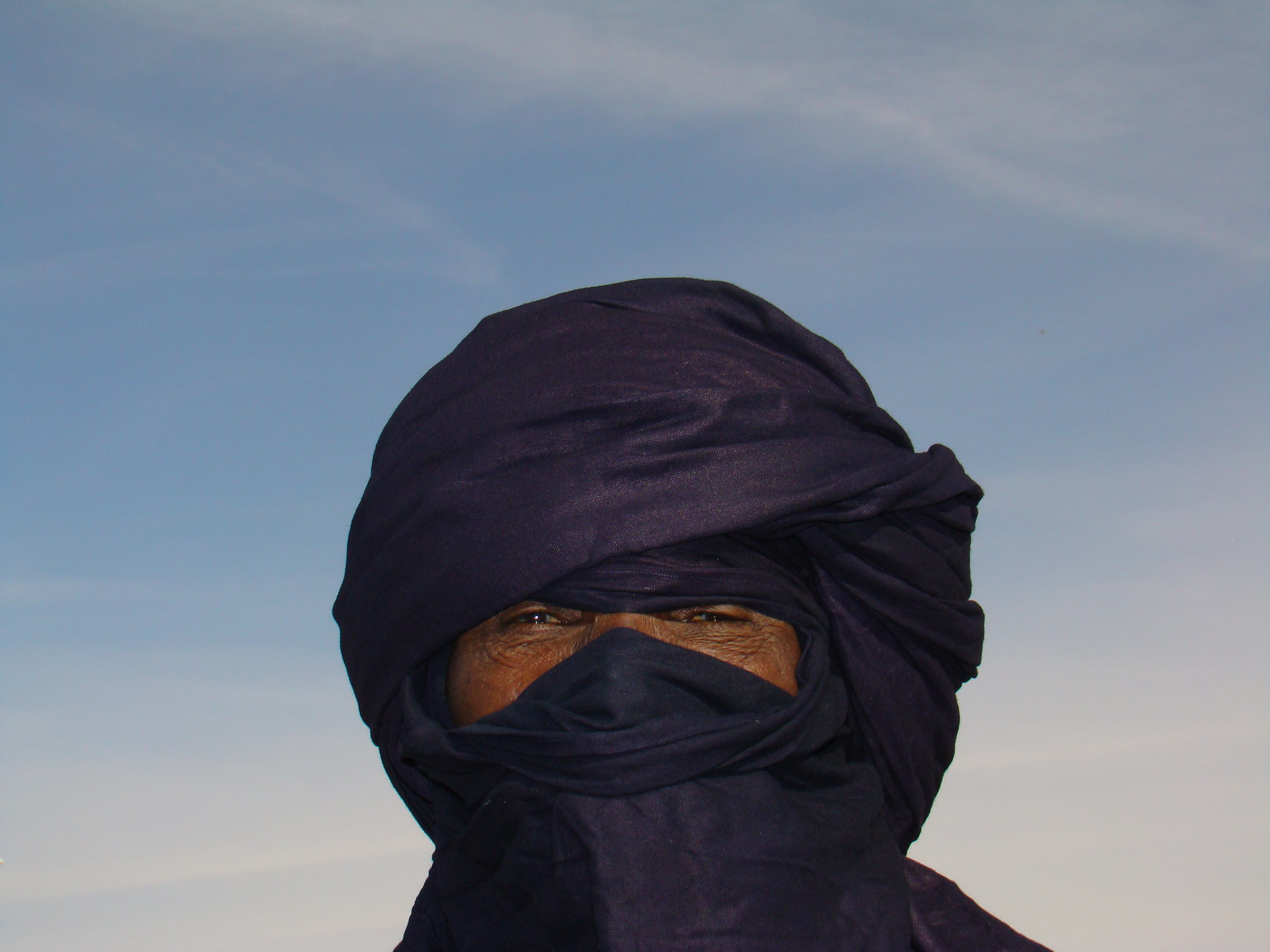 hombre con turbante tagelmust tuareg su gente Libia 25