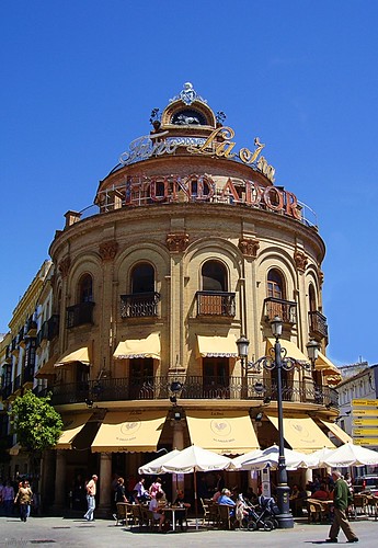 Edificio con toldos | by albolm911
