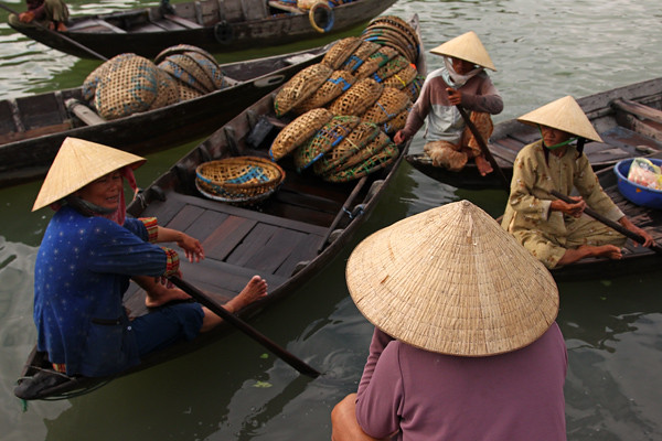 Chatting  at the fish market in Hoi An.