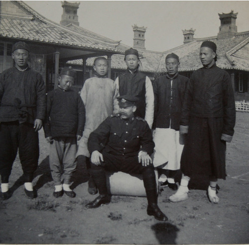 八国联军军人与中国老百姓合影 Boxer War, Peking 1900
