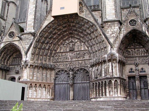 i grandi portali a strombo della cattedrale di Bourges