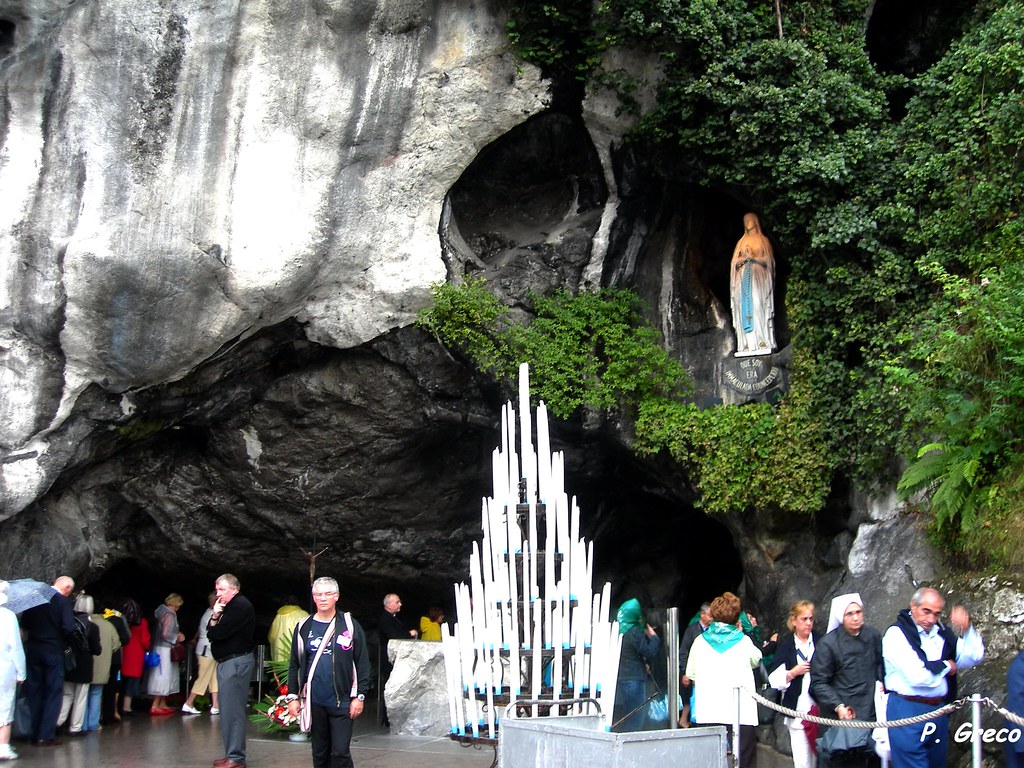 LOURDES | La Grotta delle Apparizioni della Madonna, con la … | Flickr