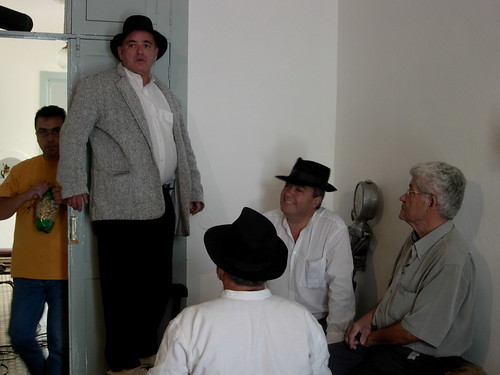 El actor Pascual Arroyo encarnando a Pepe Monagas con la gente del Proyecto de La Aldea (Gran Canaria)