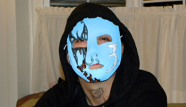 20091212 - Decemberween  - DSCN0156 - cool mask - (by Eli)