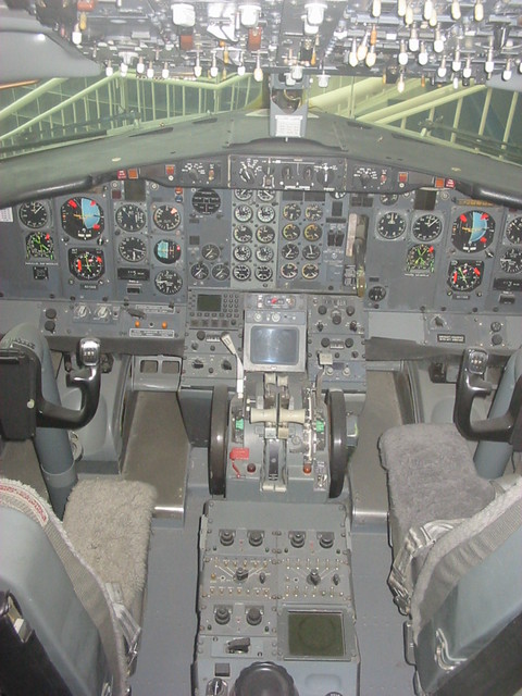 Boeing 737-300, #1 cockpit center console & engine instruments