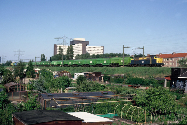 NS 1201 met VAM-trein in Den Haag, 1990.