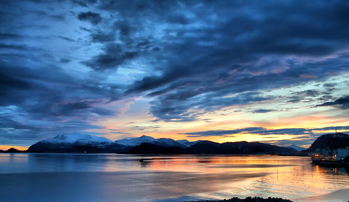 sea sky clouds dawn fjord fishingboat ålesund aalesund larigan valderøyfjord phamilton sunrisenearly