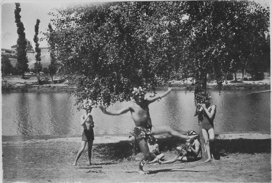 Jóvenes divirtiéndose en el río Tajo en Toledo en la playa de Safont. Años 20. Fotografía de Eduardo Butragueño Bueno