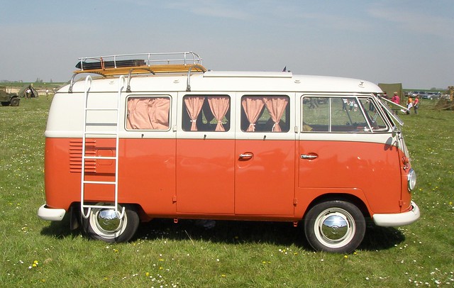 Volkswagen combi orange et blanc