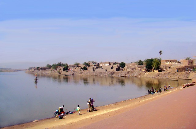 su gente lavando en el Rio Níger vista de casas de Djenne Mali 04