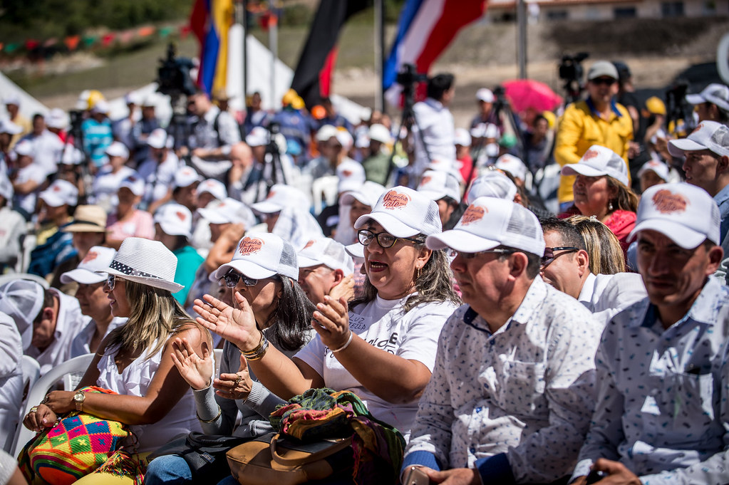 Presidente Santos entrega las primeras 100 escrituras de G… | Flickr